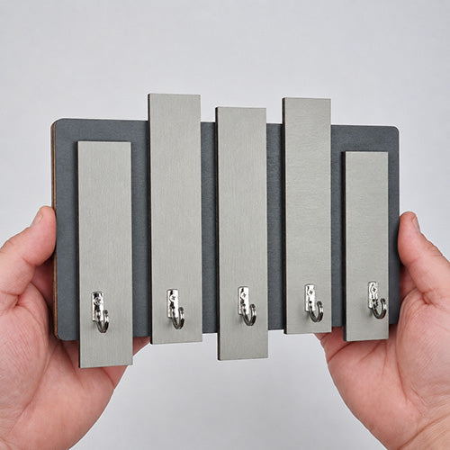 Appendichiavi da muro in legno con assi colorate e 5 ganci grigio