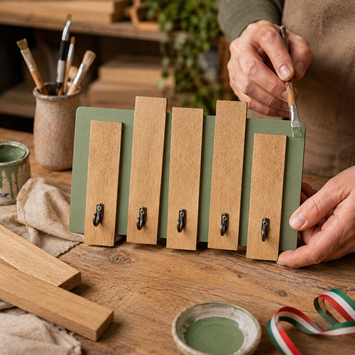 Appendichiavi da muro in legno con assi colorate e 5 ganci verde salvia