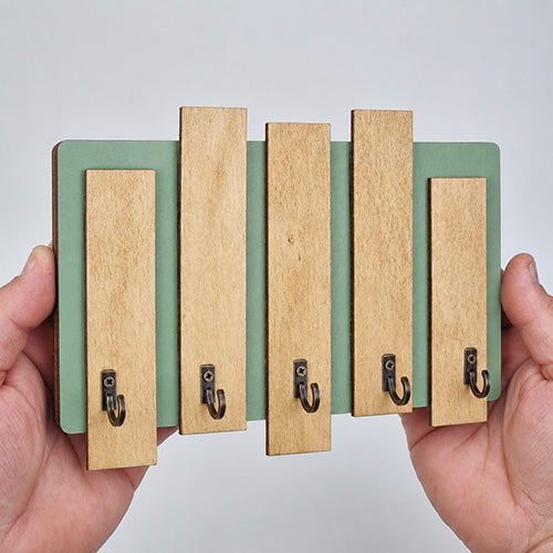 Appendichiavi da muro in legno con assi colorate e 5 ganci verde salvia